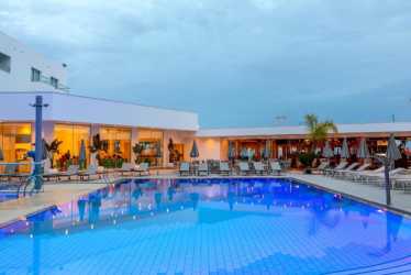 Limanaki Beach Hotel & Suites